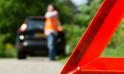 une personne alerte des secours après avoir sécurisé les lieux d'un accident