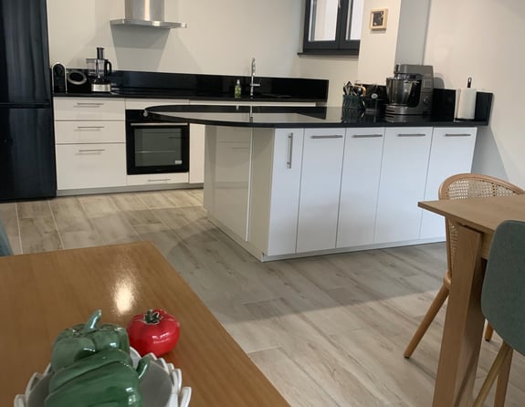 Une cuisine moderne et une décoration chaleureuse chez Marmite et Papillote