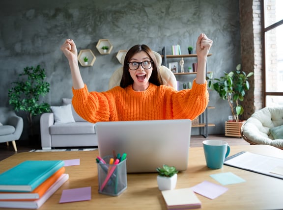 Une femme heureuse d'avoir réussie sa recherche seo