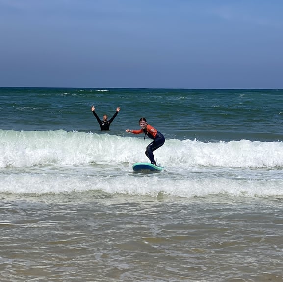 Une élève prend des cours de surf dans l'école de D.Marcos, située à Vieux-Boucau.