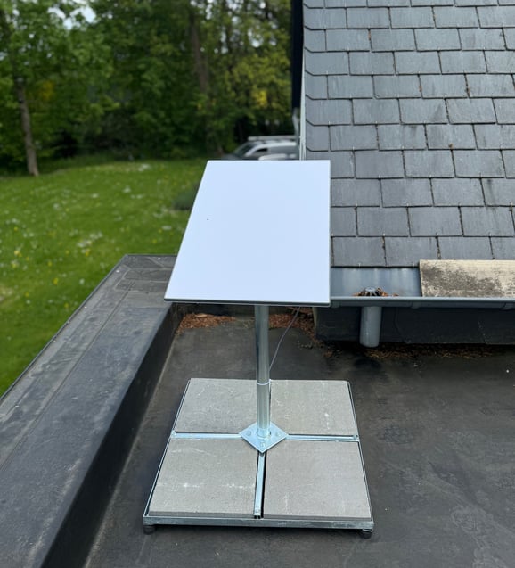 Antenne Starlink sur un toit plat