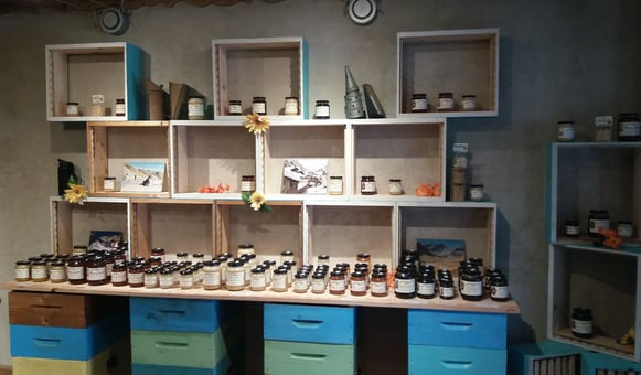 Interno del negozio di Chianale della Mieleria Garnero