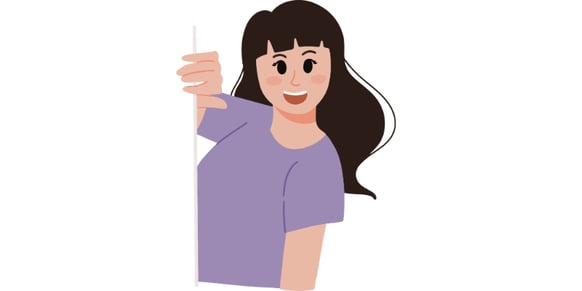 una donna dai capelli lunghi che viene fuori da dietro un pannello, sorridente e felice