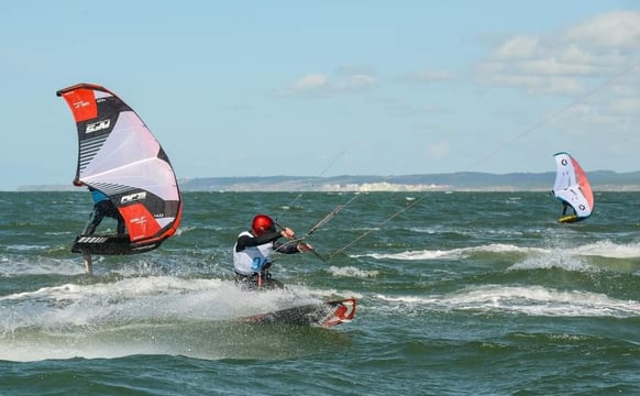 Course en une wing et un kitesurf dans le cotentin
