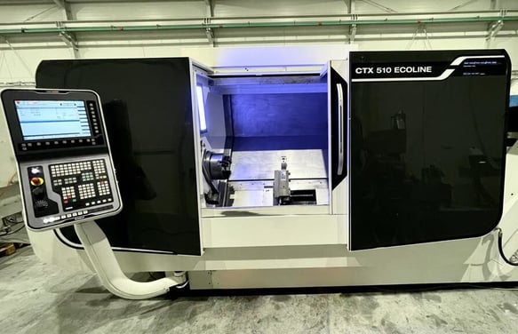 Tokarka CNC CTX 510 Ecoline w nowoczesnym warsztacie z otwartą przestrzenią roboczą.