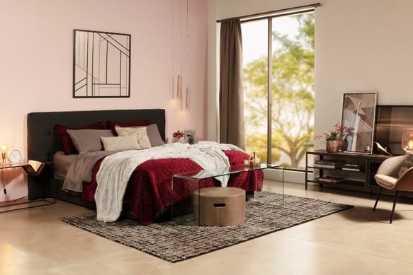 um quarto com uma cama e uma cadeira