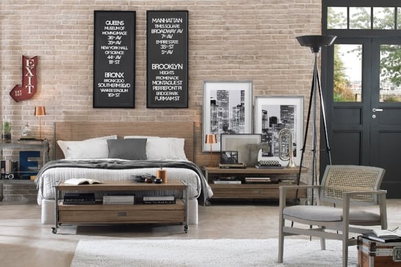 um quarto com uma cama e uma cadeira