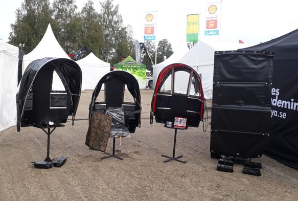 3 capotas para carregador florestal sendo exibidas