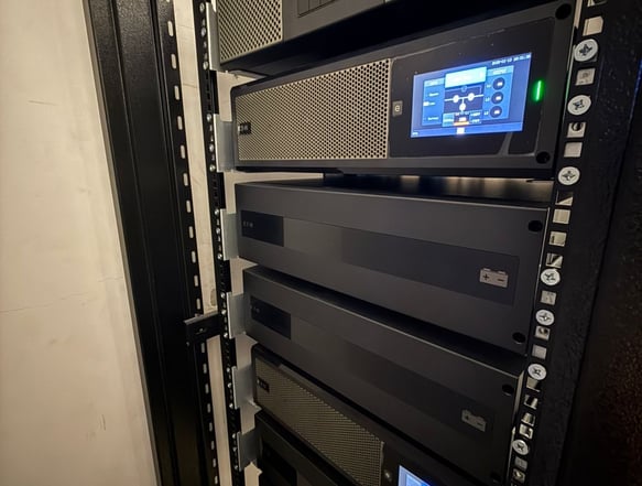 Nobreak em rack instalado em datacenter