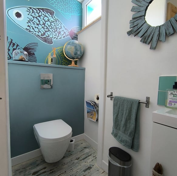 agencement création décoration wc poissons bord de mer pays bigouden