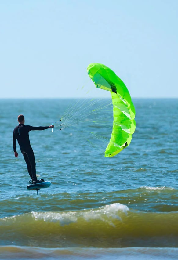 Parawing pamoka – kombinacija tarp wing foil ir kaitavimo ant vandens