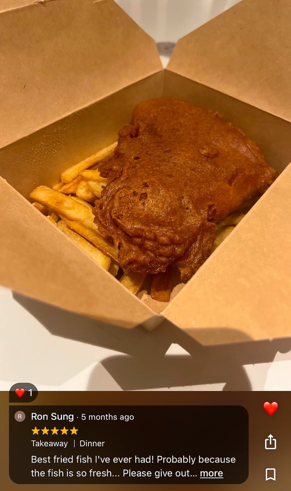 Sprø fish & chips med lofottorsk fra Maritime Munchies i Hamnøy, servert med sjøutsikt.