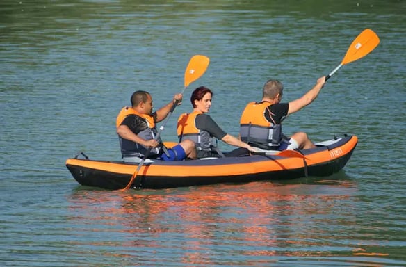 une équipe de trois personnes sur un canoe sur un lac en Provence