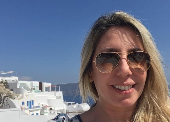 mulher loira com óculos de sol sorrindo