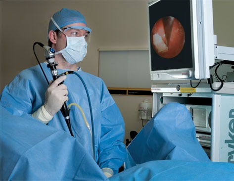 urologo effettuando una cistoscopia