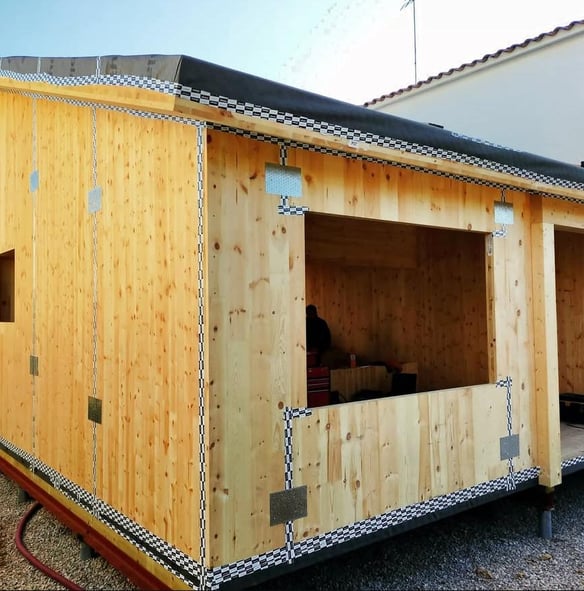 Cabaña de madera, casa prefabricada, tornillos de cimentación, ground screw, minicasa, steel-frame