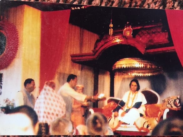 Shri Muniraji offre puja a Shri Babaji