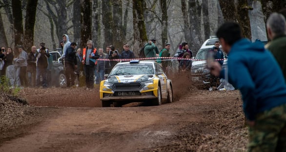 Macchina da rally Skoda fabia rs ripresa dai fotografi noline