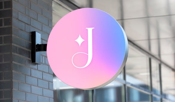 Placa de loja com inicial J e brilho e degradê delicado e feminino