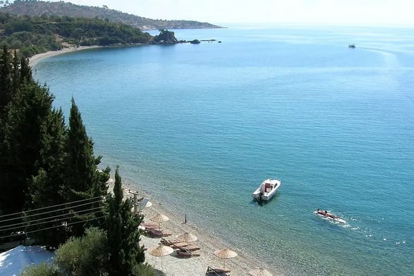 ege denizinin mavi denizi ve kumsal