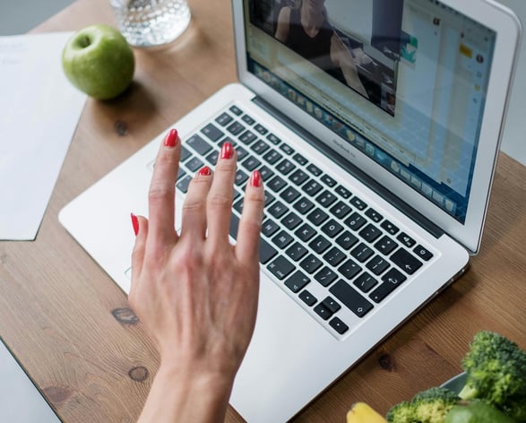 Mano de mujer tecleando una laptop