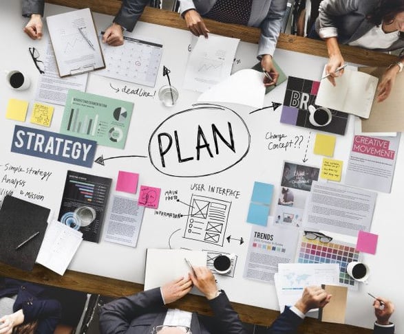 Consultores creando estrategias para fortalecer la percepción de marca y la fidelización de clientes