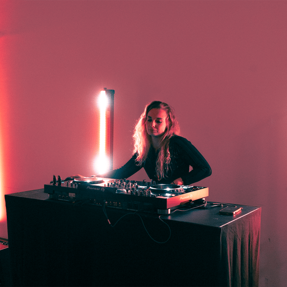 Photographie d'une dj lors d'un evenement pris en photo par l'entreprise genecis studio 