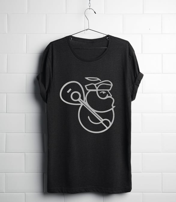 Camiseta preta com logo branco de produtora musical com homem barbudo segurando violão