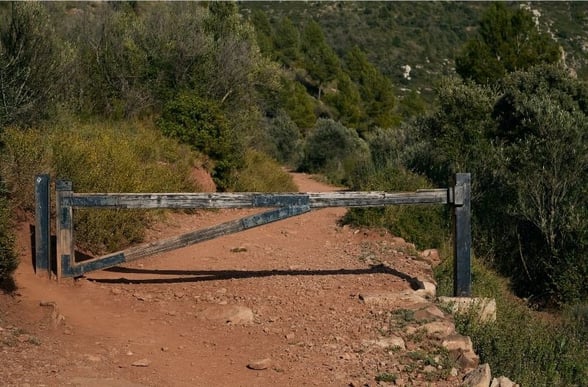 caminos públicos cortados por particulares
