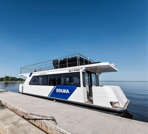Vandens turizmas pamario krašte su laivu Eduka