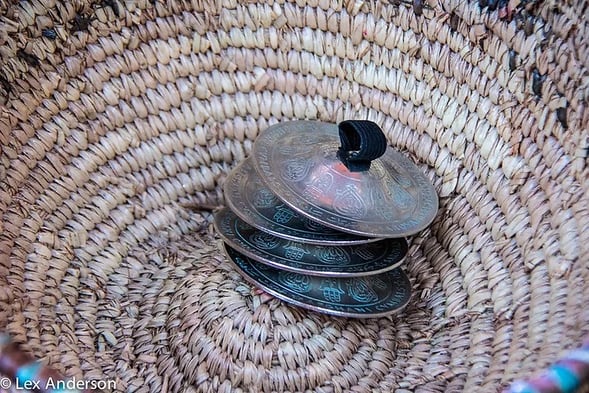 Shahravars saroyan Zills, finger cymbal in basket