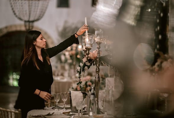 Wedding planner che sistema candele