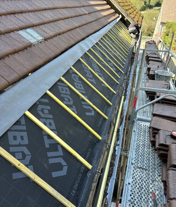 Travaux de couverture générale réalisés par MF Couverture à Puteaux (92) - Pose de sous-toiture et liteaux