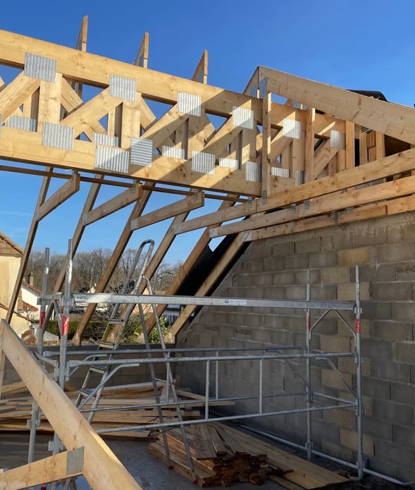 Construction d’une charpente traditionnelle en bois à Puteaux – MF Couverture