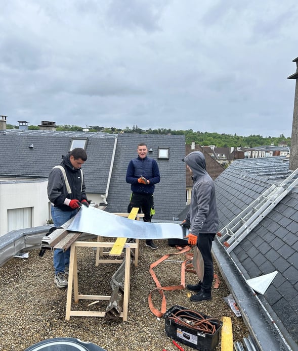 Travaux de zinguerie sur toiture en zinc à Puteaux (92) réalisés par l’équipe MF Couverture