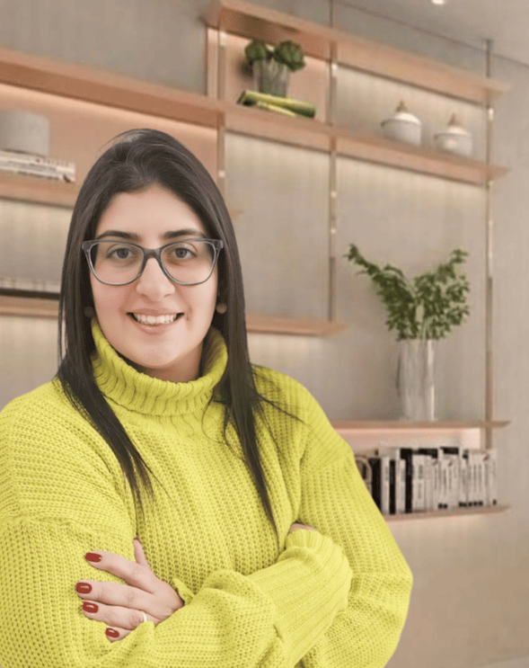 Foto da psicóloga sorrindo no consultório