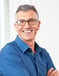 homme souriant entrepreneur tranquille avec notre couverture enti-feu