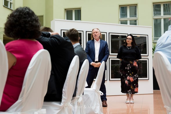 Botschafter Philip Green spricht auf einer Veranstaltung zu den Gästen.