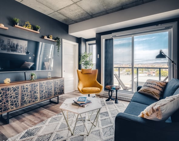 Salon d'un Airbnb de luxe tout équipé avec vue sur la ville de Lyon