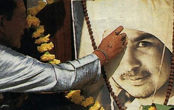 Shri Muniraji dà chandan a Shri Babaji