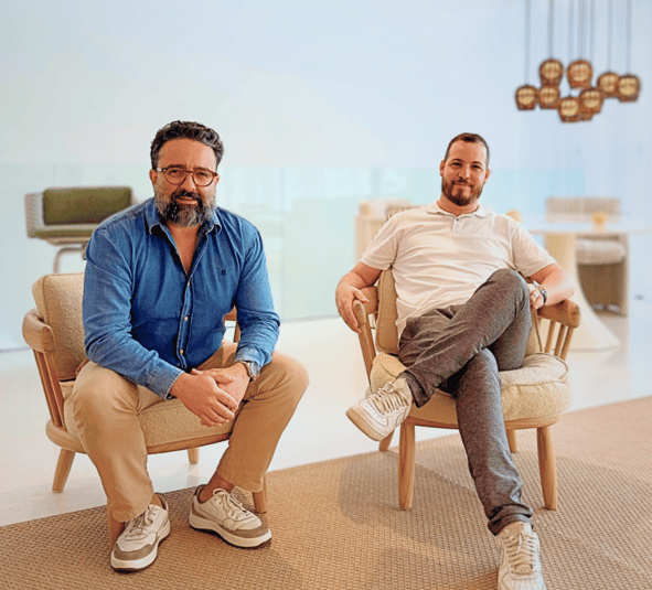 Arquitetos André Delfino e Bryan Silvestre no escritório Delfino Vestre em São Carlos