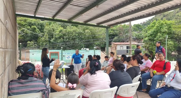 jóvenes de la comunidad reunidos