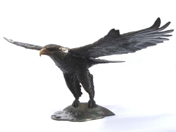 oeuvre d'artiste représentant une sculpture d'aigledans le cadre de l'art animalier