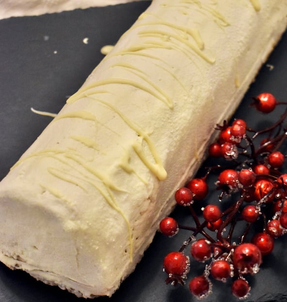 Bûche de Noël dans un plateau