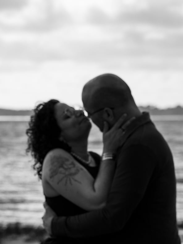 Un couple s'enlace sur la plage d'Arès