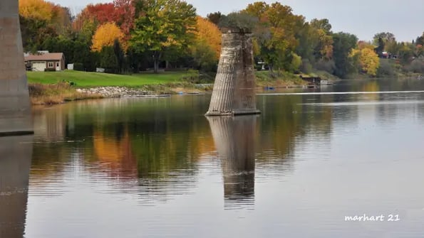 Pierreville, ruines de pont, rivièere. automne