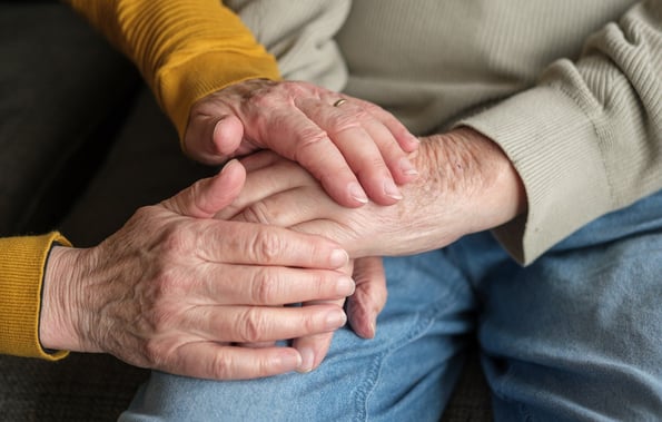 Manos de ancianos se entrelazan