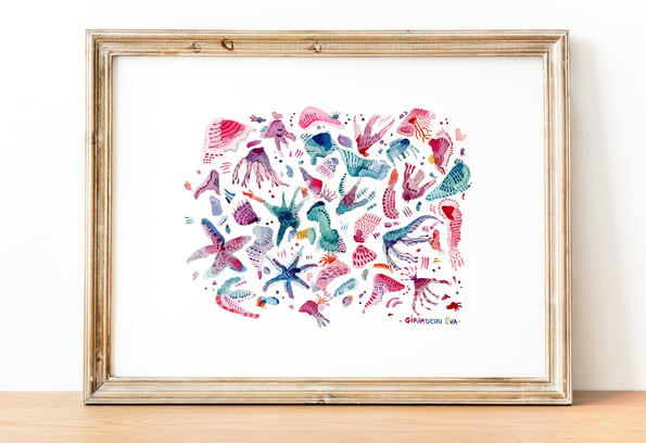 aquarelle abstraite aux formes aquatiques comme des coquillages et étoiles de mer