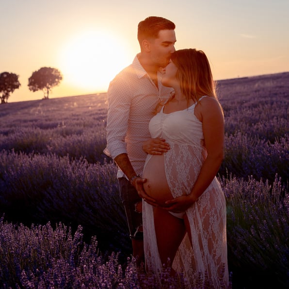 pareja esperando su hijo en los campos de lavanda 