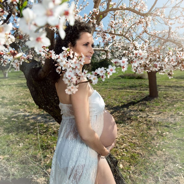 campos de almendros mama espera su bebe mirando al horizonte    